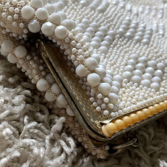 Beautiful cream 1960s Vintage Handmade White Beaded Handbag Purse Kiss-lock - Picture 16 of 16